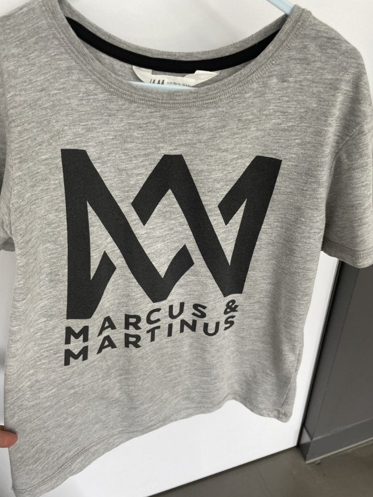 Tee-shirt gris taille 116, Enlèvement ou Envoi, Comme neuf, Garçon, Chemise ou À manches longues