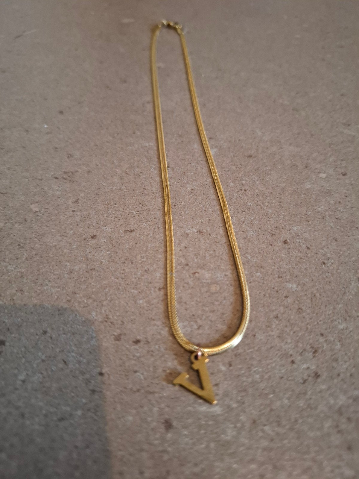 Collier avec V, Bijoux, Sacs & Beauté, Colliers, Enlèvement
