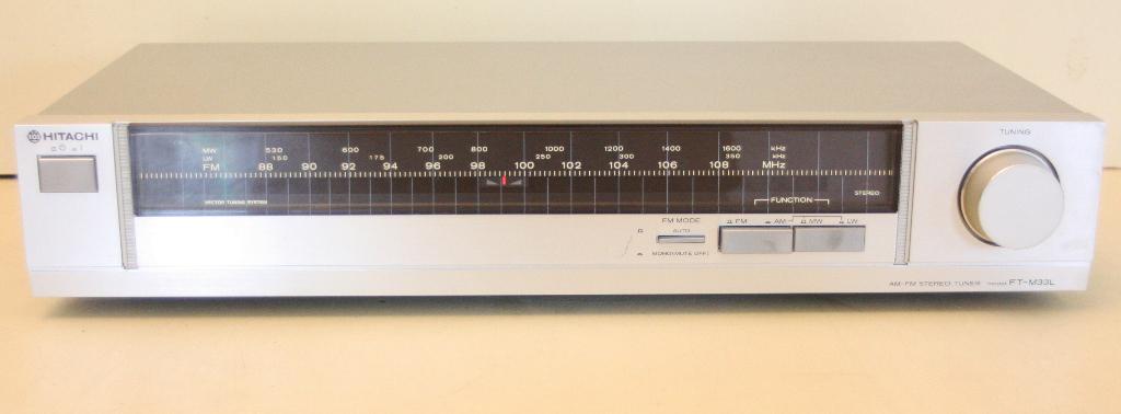 Hitachi FT-M33L Tuner / Analoog / 1982 / Made In Japan, TV, Hi-fi & Vidéo, Tuners, Enlèvement ou Envoi, Comme neuf, Analogique