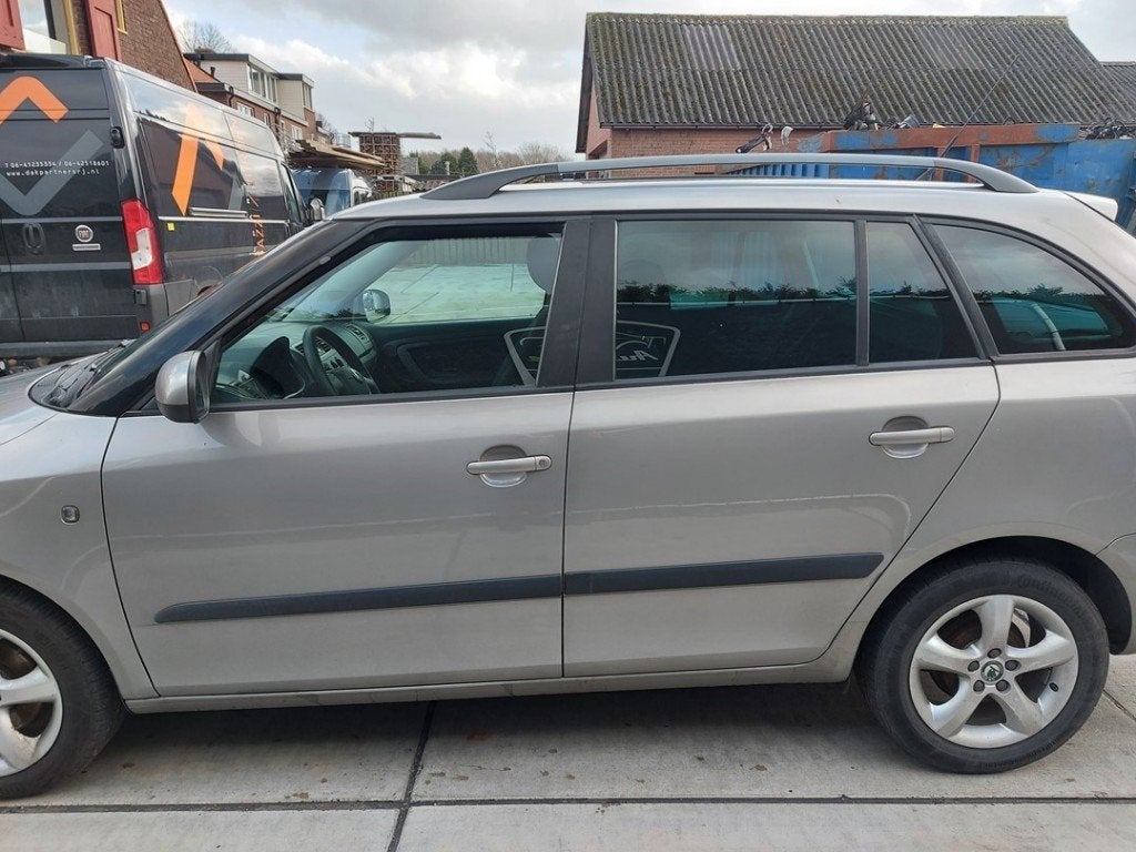 PORTIER LINKS ACHTER Skoda Fabia II Combi (|5J9833055|), Gebruikt, Deur, Info@skoda-auto.de, Skoda