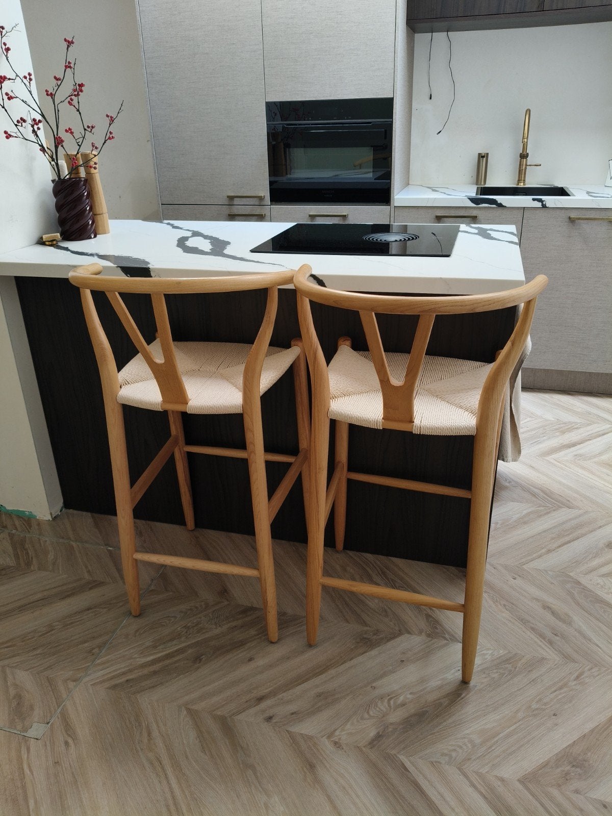 2 tabourets de bar en bois naturel Wishbone, Avec repose-pieds, 2 tabourets, Comme neuf, Enlèvement