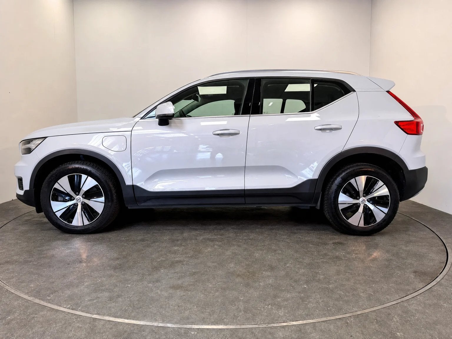 Volvo XC40 & Recharge Momentum, https://public.car-pass.be/vhr/1c687649-e399-41fc-94ed-9247f221be6f, Achat, Euro 6, Entreprise