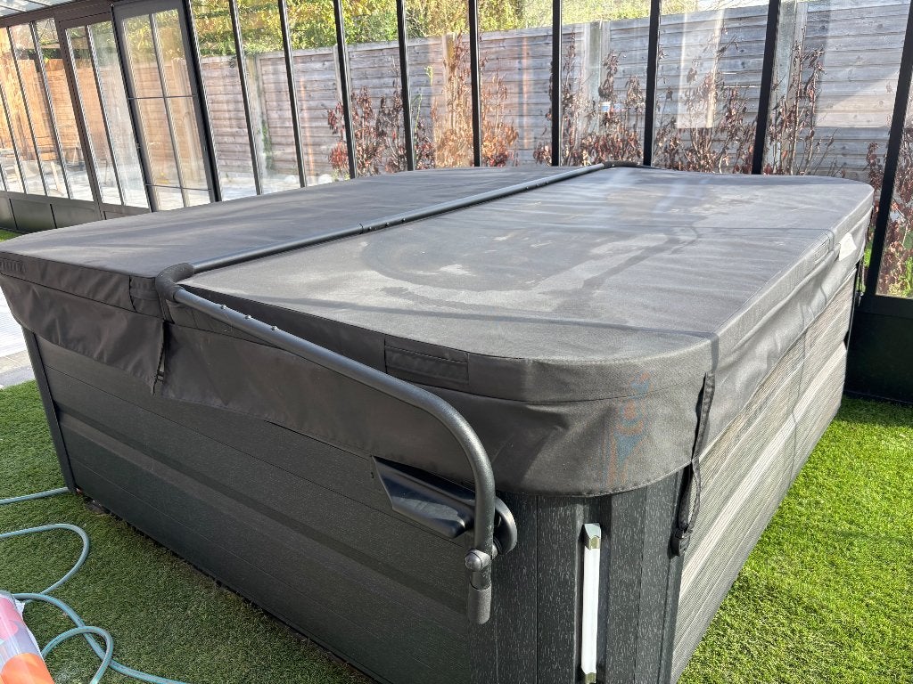 Jaccuzi, Ophalen, Zo goed als nieuw, Afdekzeil, Vast