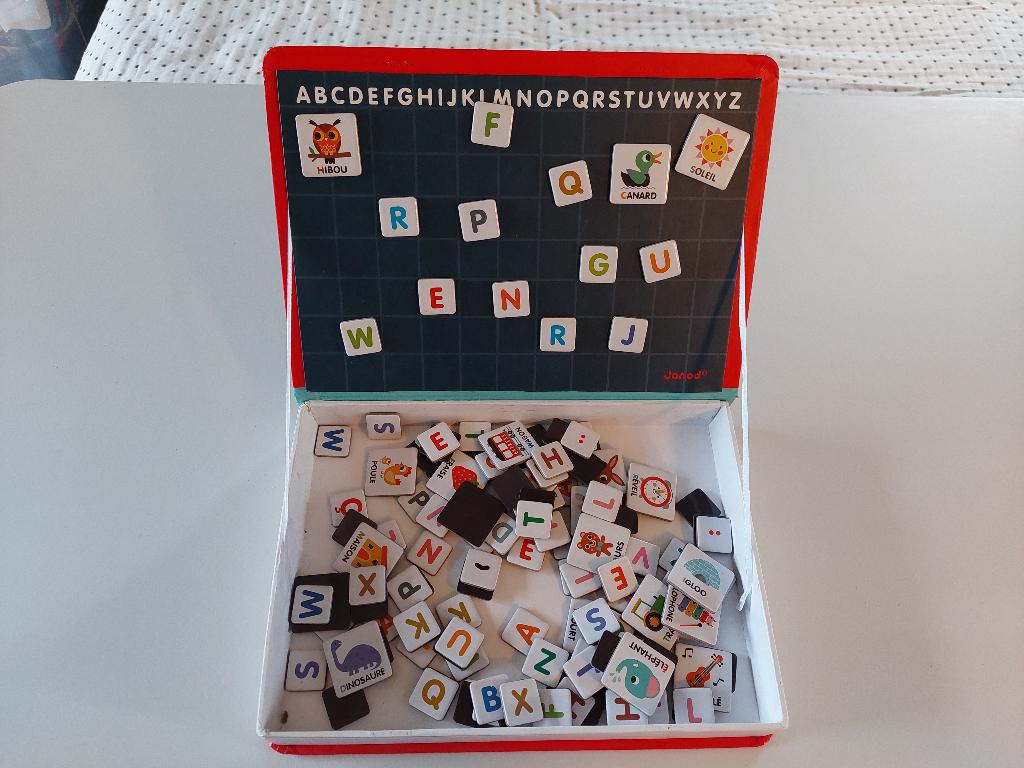 "Magnéti'book" : boîte avec lettres magnétiques (3-8 ans), Enlèvement, Comme neuf, Langue et Lecture