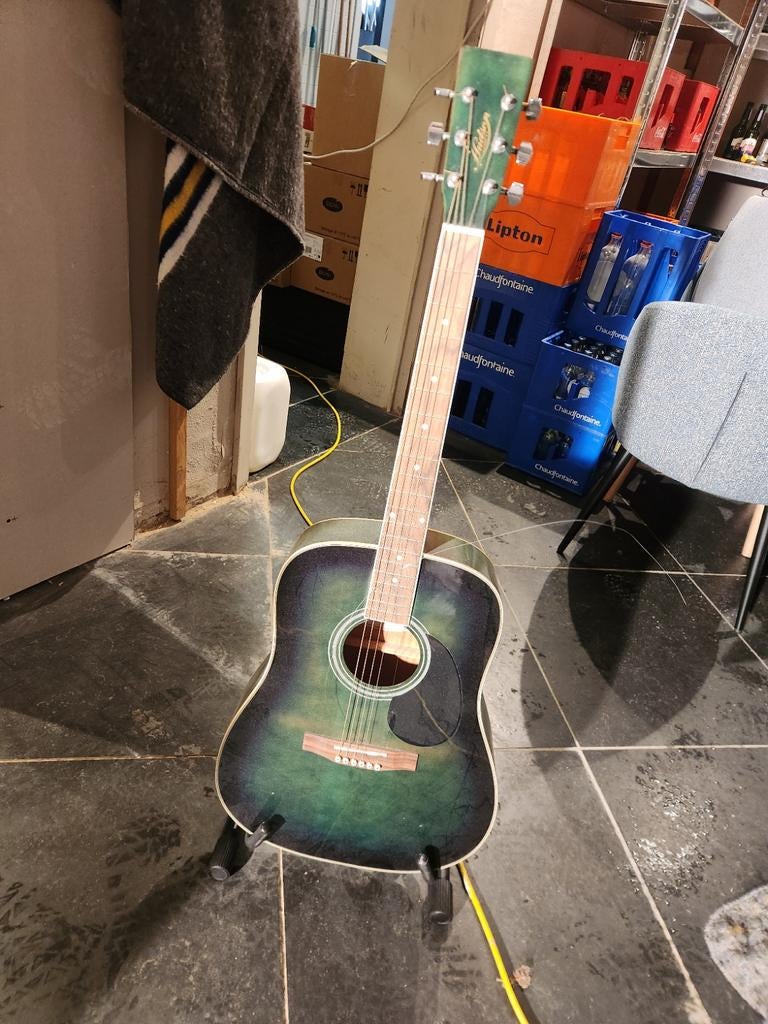 Guitare avec support, Musique & Instruments, Enlèvement