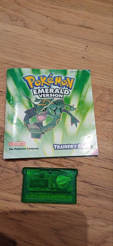 Pokemon emerald met boekje, Games en Spelcomputers, Ophalen, Gebruikt