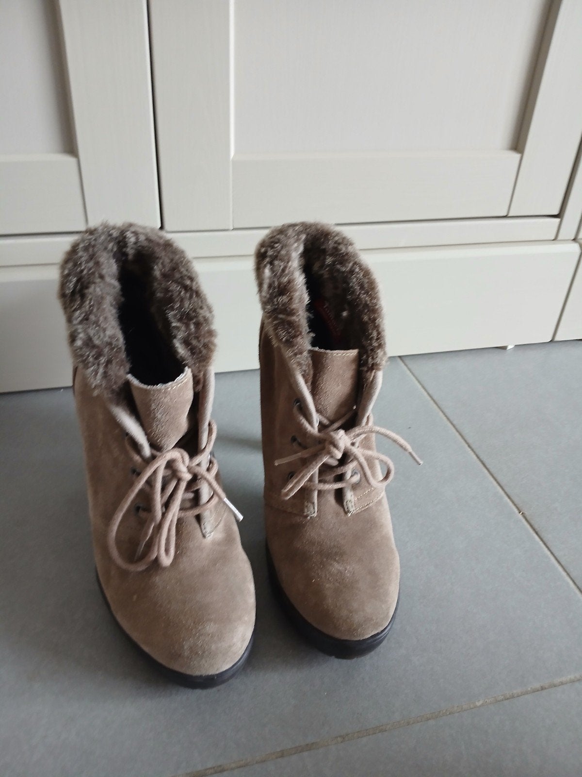 Bottines Tamaris à talon fourrées – T.37, Tamaris, Enlèvement ou Envoi, Beige, Porté