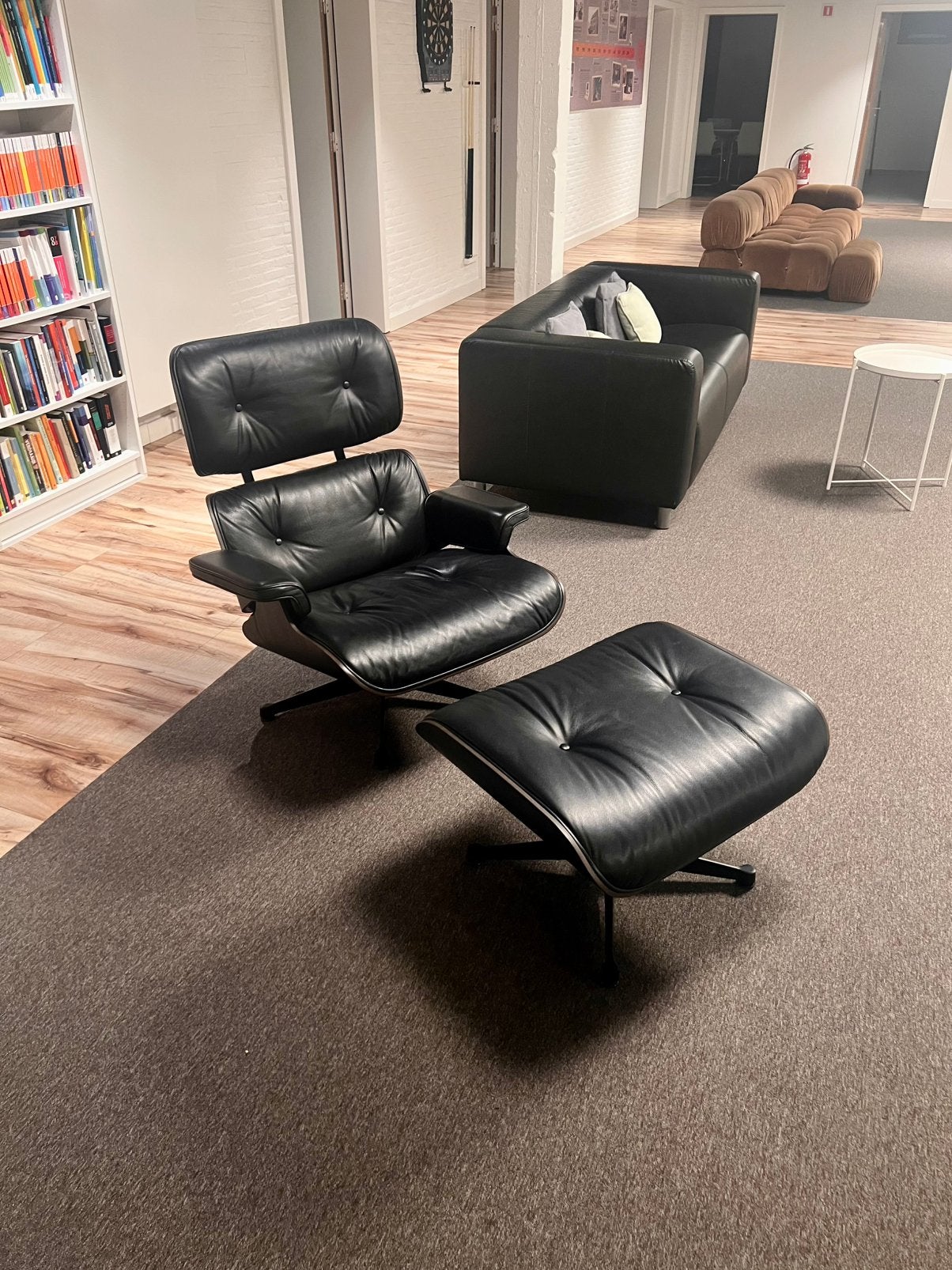 Vitra Eames Lounge Chair en voetenbankje, Huis en Inrichting, Fauteuils, Ophalen, Design klassieker, 125 tot 150 cm, Zo goed als nieuw