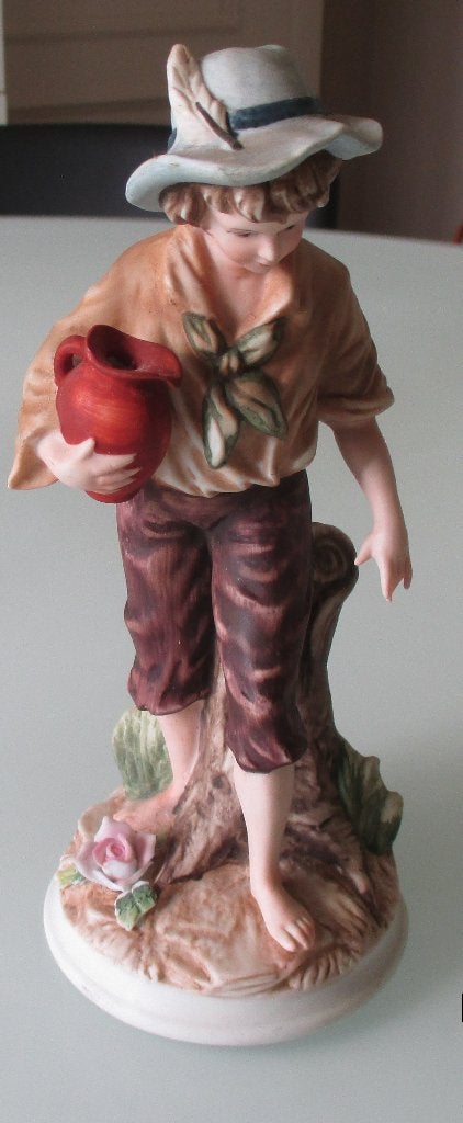 Beeldje Jongen met kruik - Finest Porcelain Ware, Verzamelen, Ophalen of Verzenden, Zo goed als nieuw, Mens