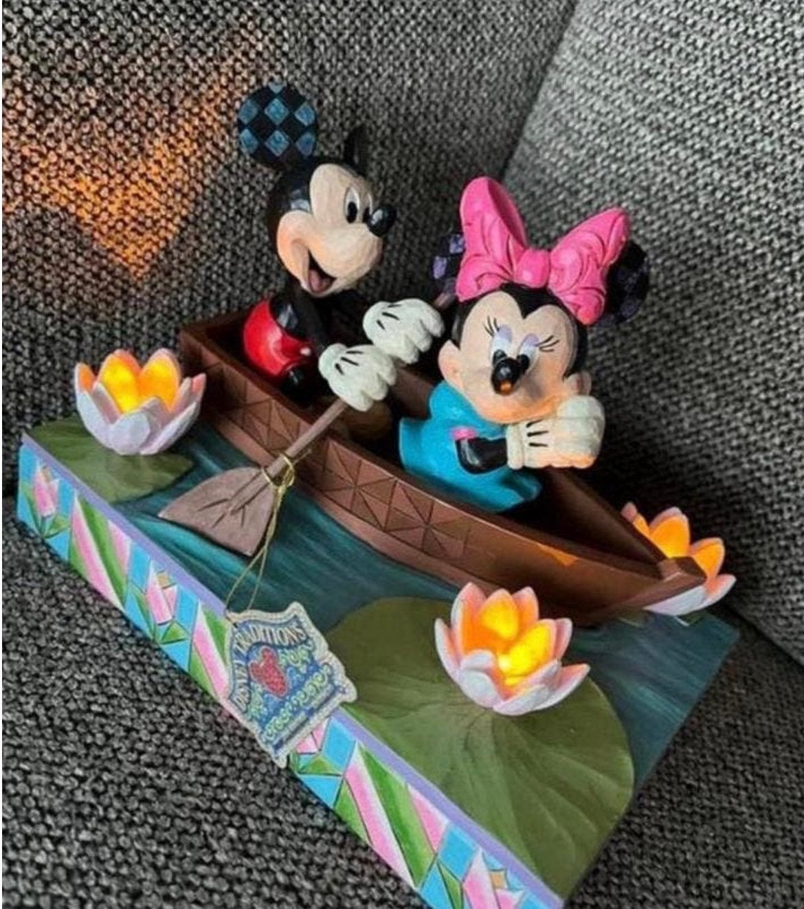 Disney traditions mickey en minnie (met led lichtje), Verzamelen, Disney, Ophalen, Mickey Mouse, Zo goed als nieuw, Beeldje of Figuurtje