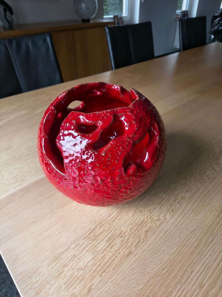 Rode stenen vaas in bolvorm, Ophalen, Gebruikt, Aardewerk of Porselein, Minder dan 50 cm