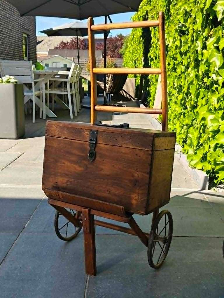 Oude houten transportkar met kist en metalen wielen., Enlèvement