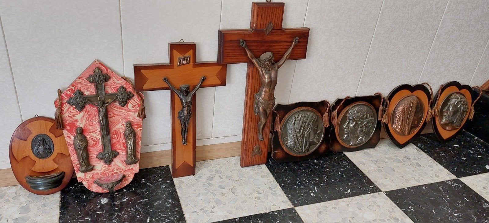 Diverse religieuze kunst en kruisbeelden, Ophalen
