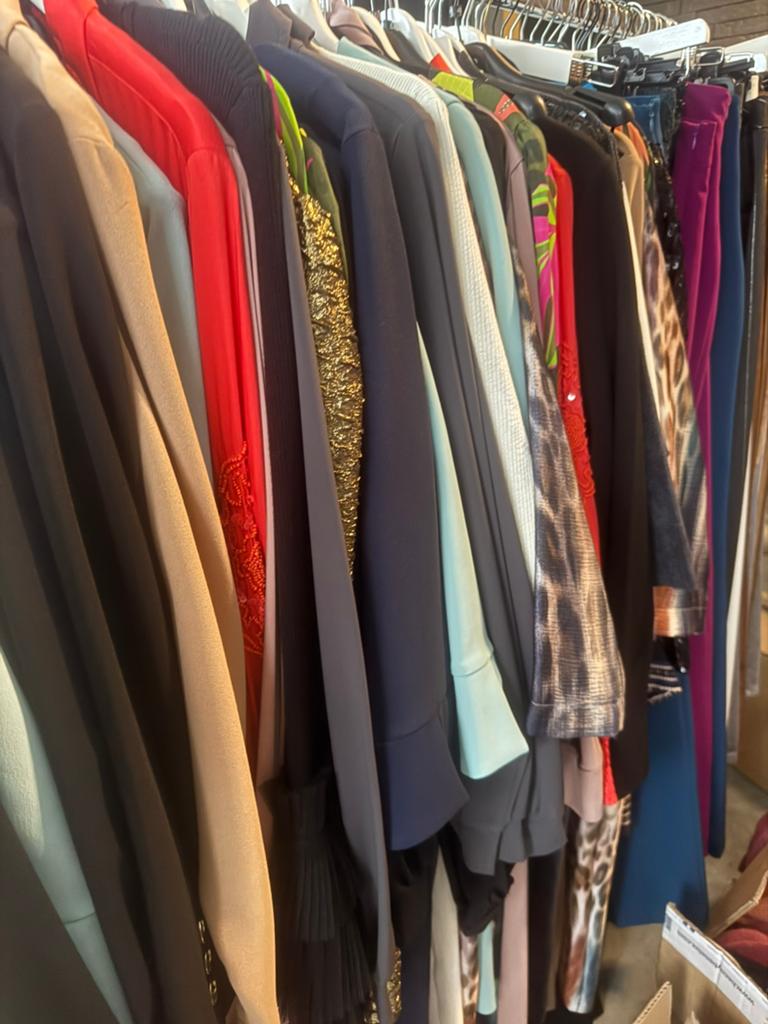 Paar honderd stuks dameskledij nieuw, Kleding | Dames, Ophalen, Nieuw