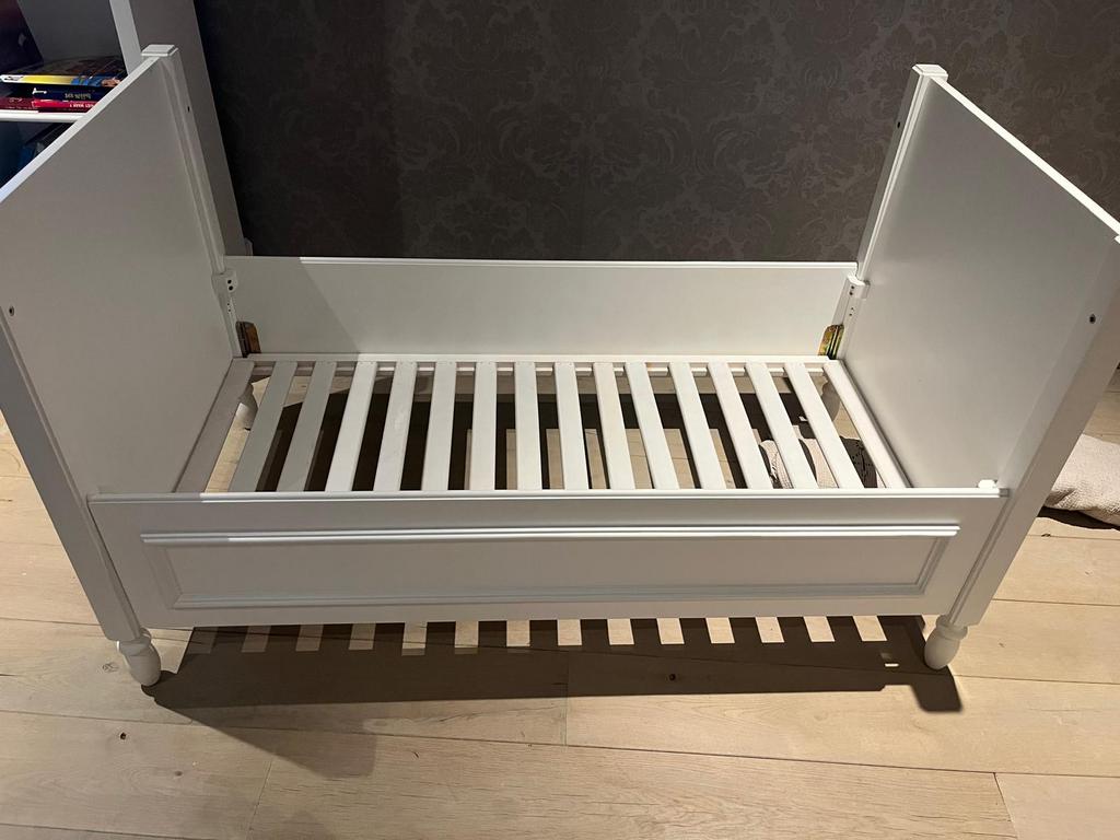 Wit houten babybed/meegroeibed JS dreams 140/70, Ophalen, Zo goed als nieuw