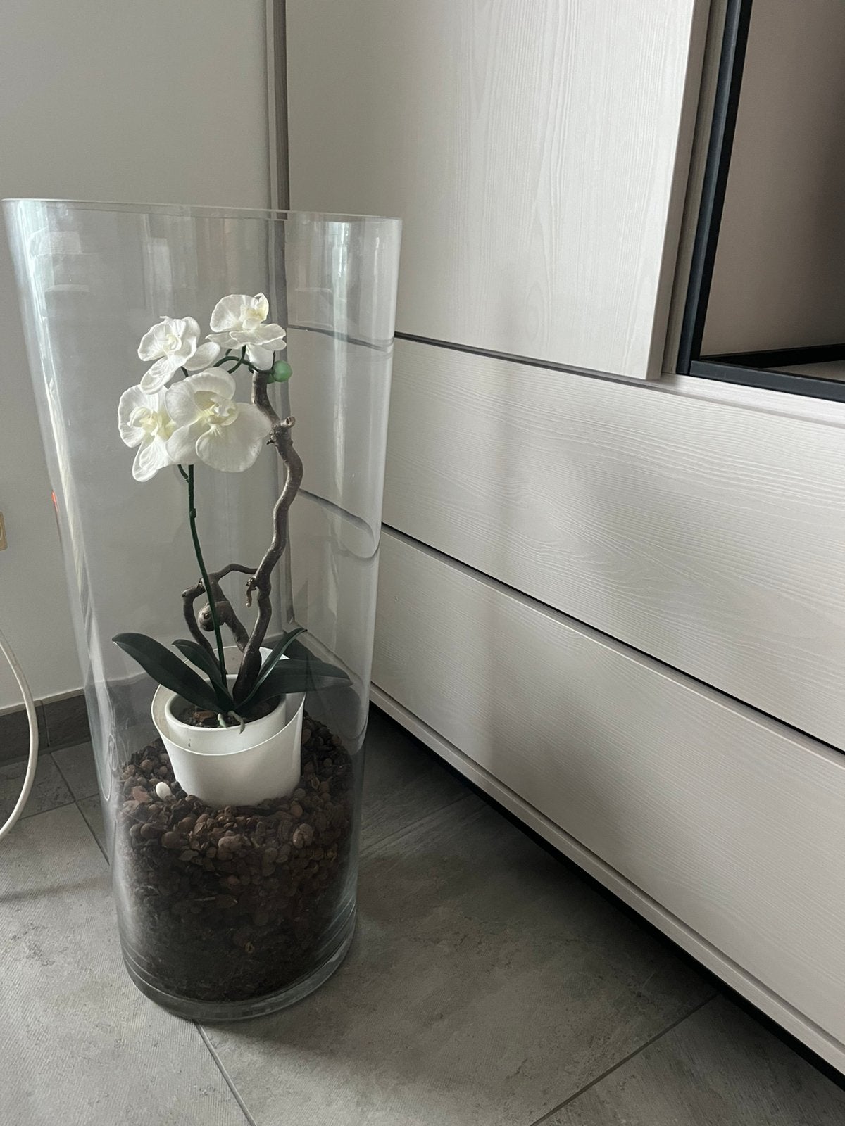 Grand vase en verre épais avec orchidée artificielle, Enlèvement, Comme neuf, Verre