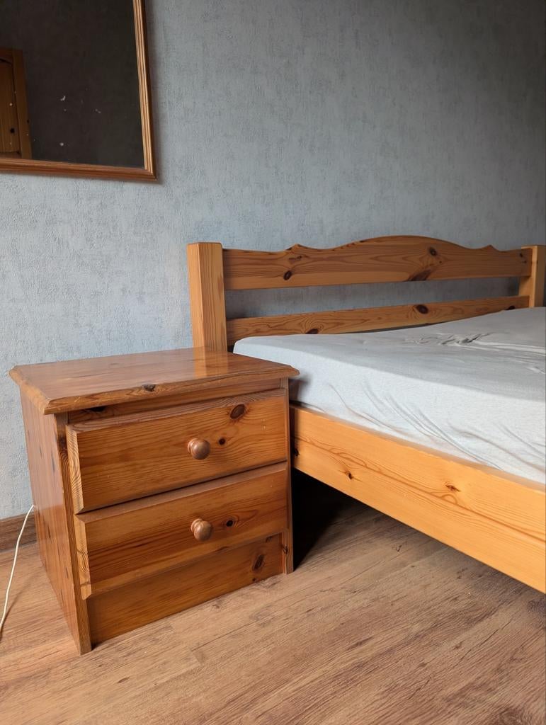 Lit 140 matelas tables de nuit et commode en tres bon etat, Maison & Meubles