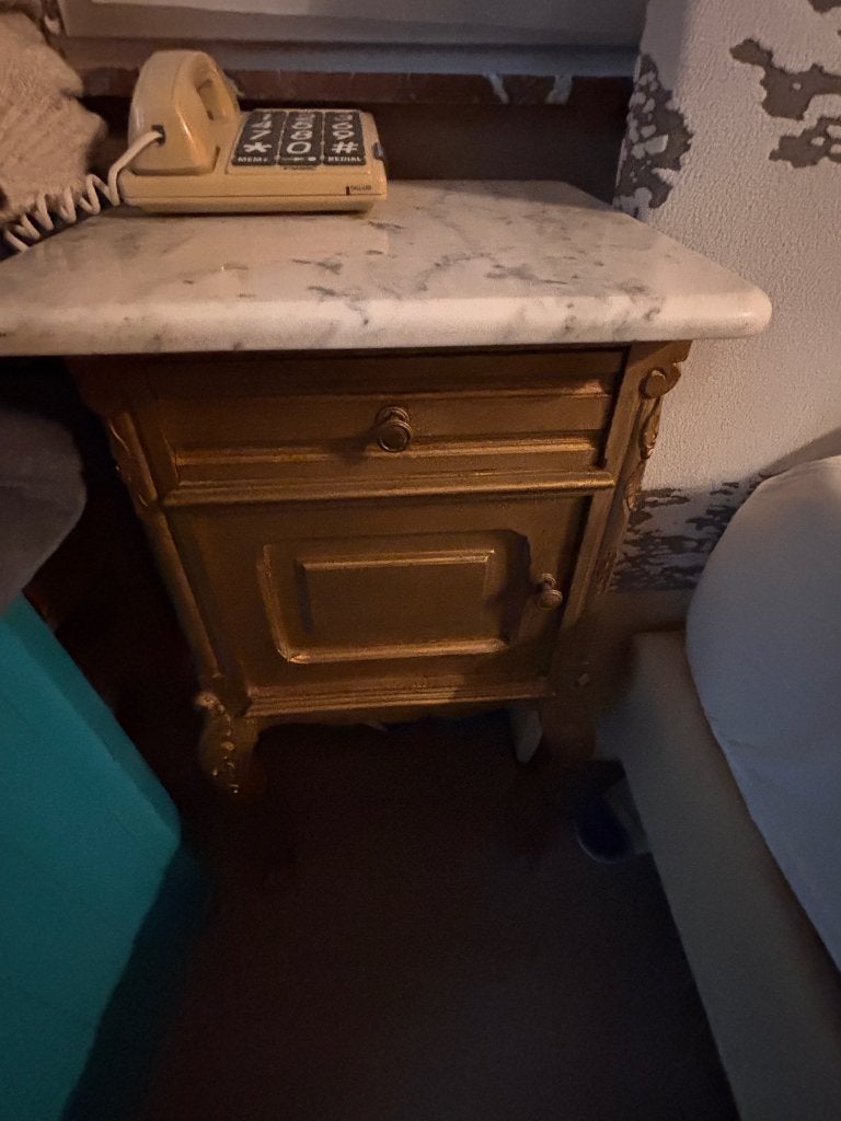 Table de chevet gratuite, Maison & Meubles, 70 cm ou plus, Moins de 45 cm, Enlèvement, Utilisé