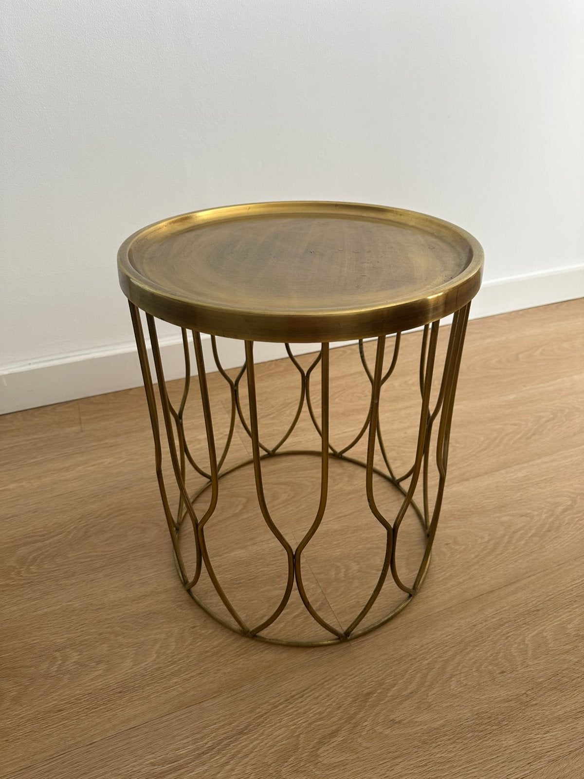 Table d'appoint dorée et en laiton, attrayante et élégante, Maison & Meubles, Enlèvement, Comme neuf, Rond