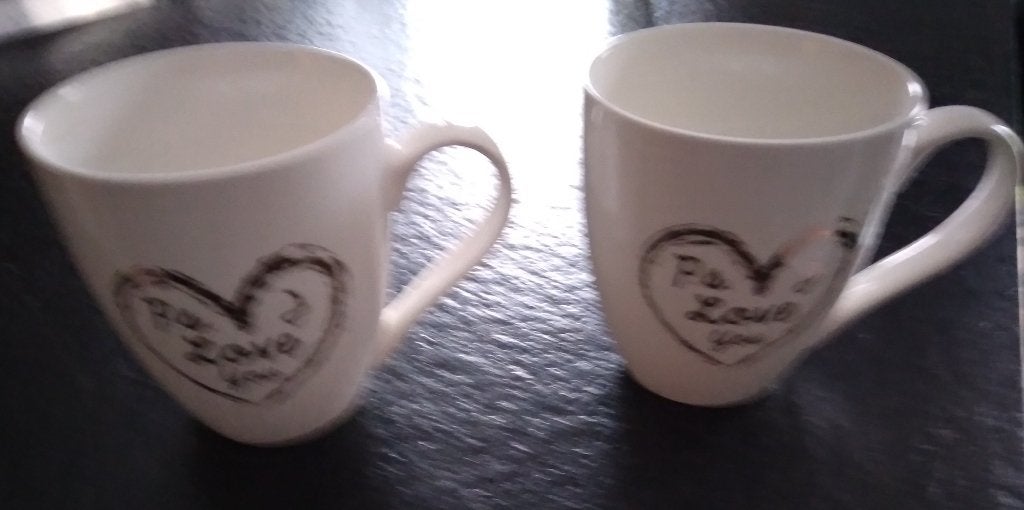 Lot de 2 tasses blanches avec écritures dorées, Neuf, Céramique, Enlèvement, Classique