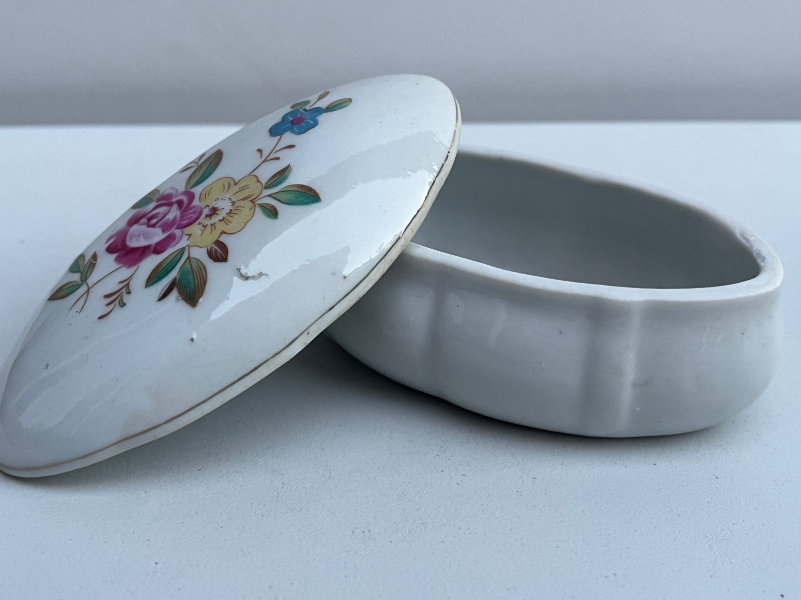 vintage, ovaal porseleinen doosje met bloemmotief op deksel., Ophalen of Verzenden