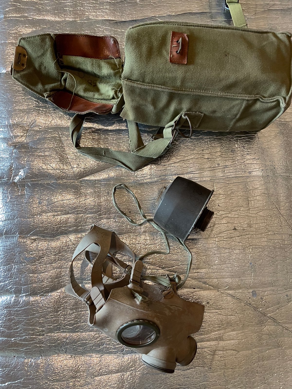 Gasmasker met filter en tas, Ophalen