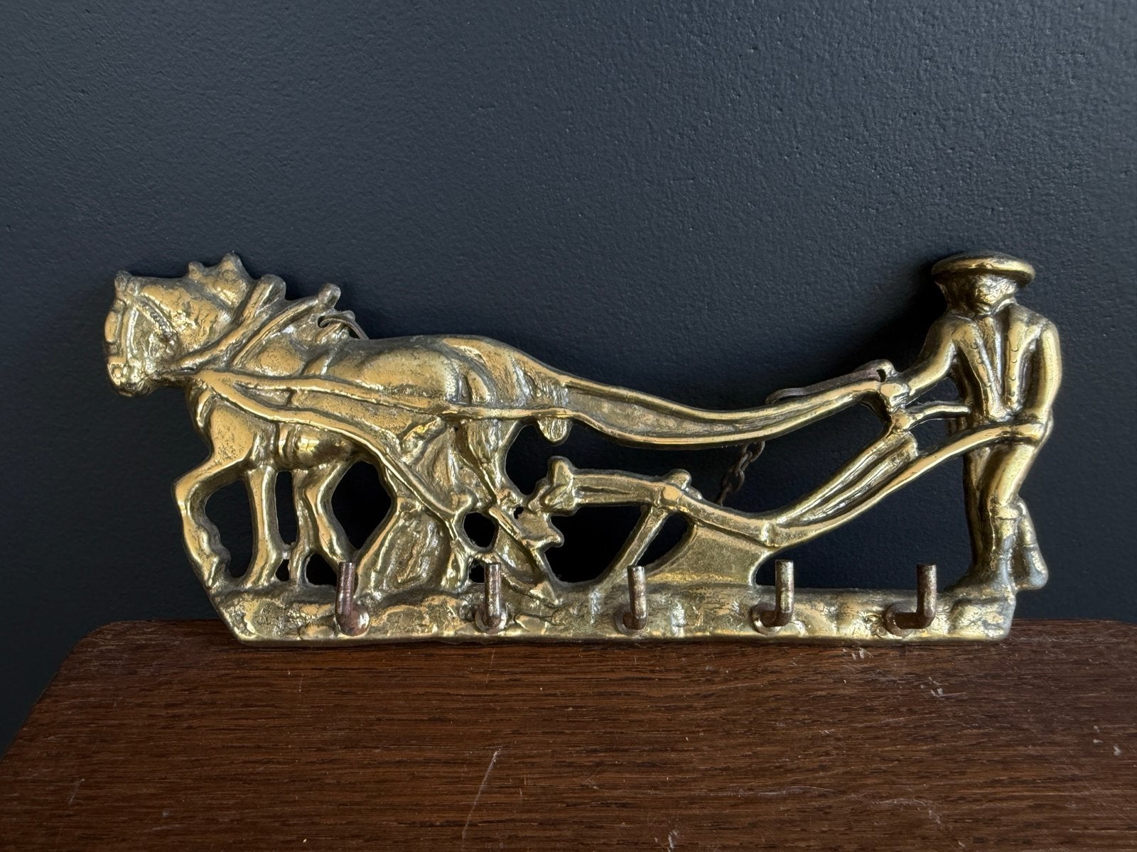 Vintage wand-sleutelhouder met paarden en ploeg, Ophalen of Verzenden