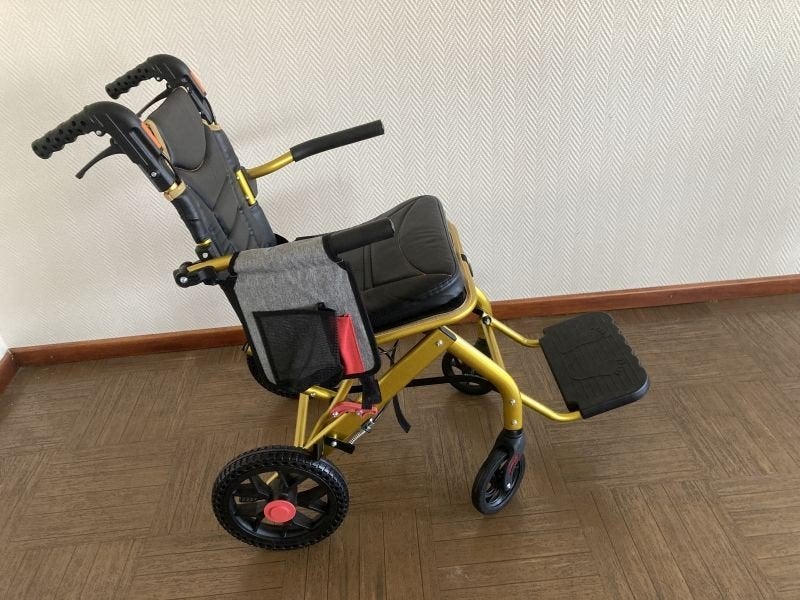 Beau fauteuil roulant pliable en aluminium jaune (neuf), Enlèvement, Pliant, Neuf, Fauteuil roulant à pousser