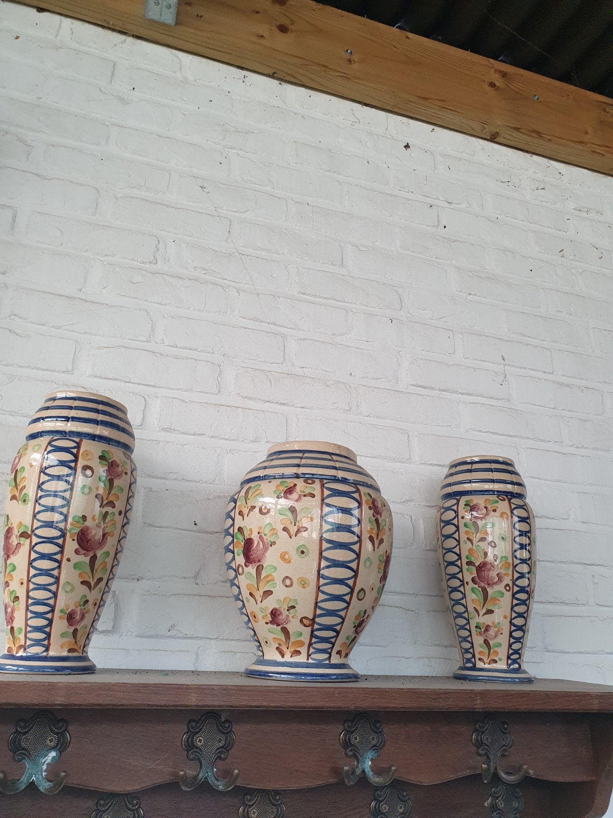 Ensemble de vases anciens, Enlèvement
