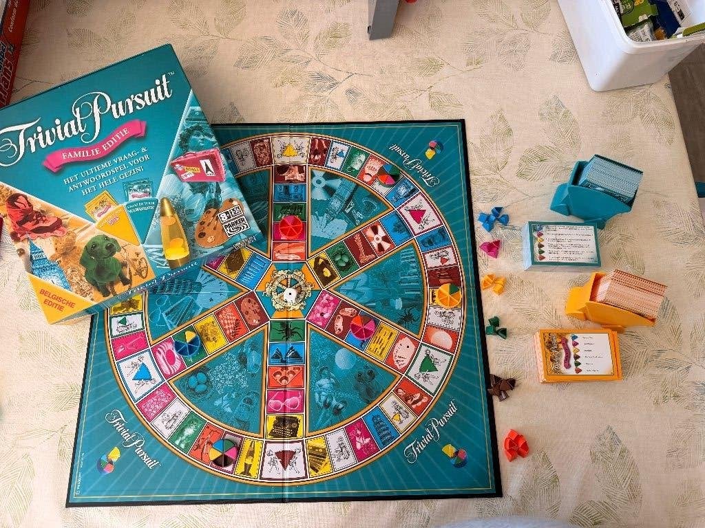 Trivial Pursuit, HASBRO, Vijf spelers of meer, Nieuw, Ophalen of Verzenden