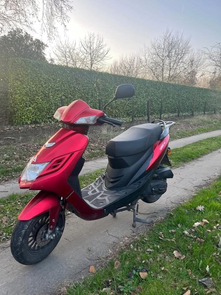 Rode Klasse B Brommer van Turbho