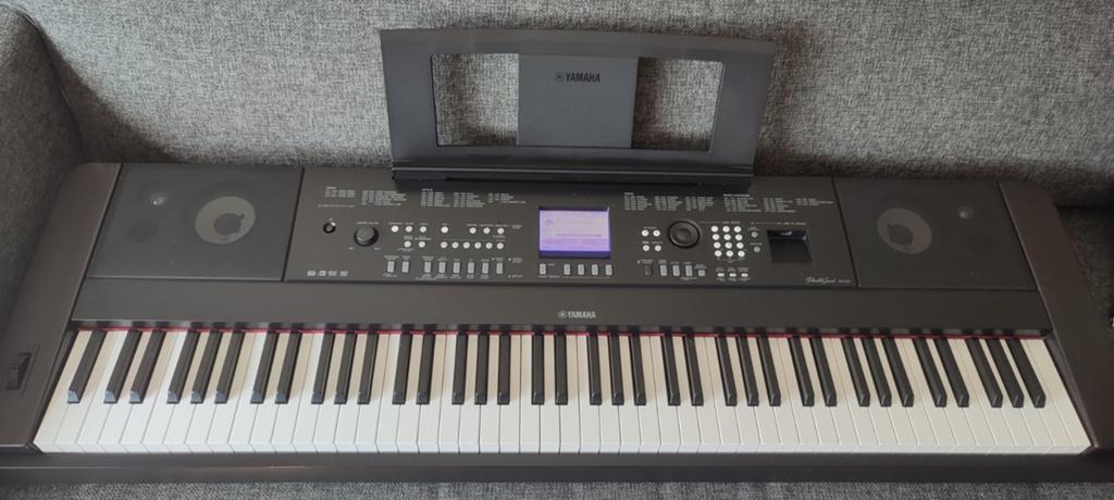 Yamaha DGX-650 met statief en 3 pedalenset, Comme neuf, Enlèvement, Piano, Digital