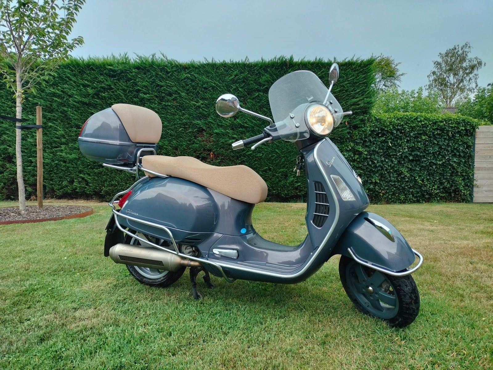 Vespa 125 met sport uitlaat, Ophalen, Zo goed als nieuw