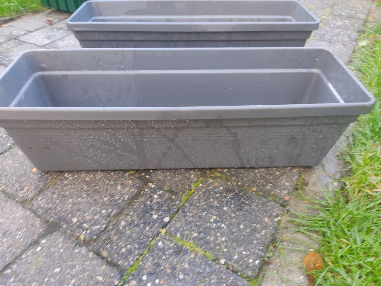 Twee bloembakken, Ophalen