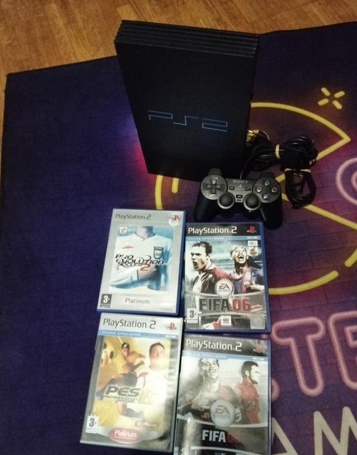 PlayStation 2 Slim met 4 voetbalgames, Games en Spelcomputers, Ophalen of Verzenden, Slim