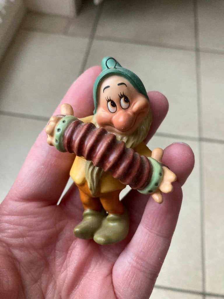 WDCC SNOW WHITE BASHFUL ( sneeuwwitje ) ornament, Ophalen of Verzenden, Servies