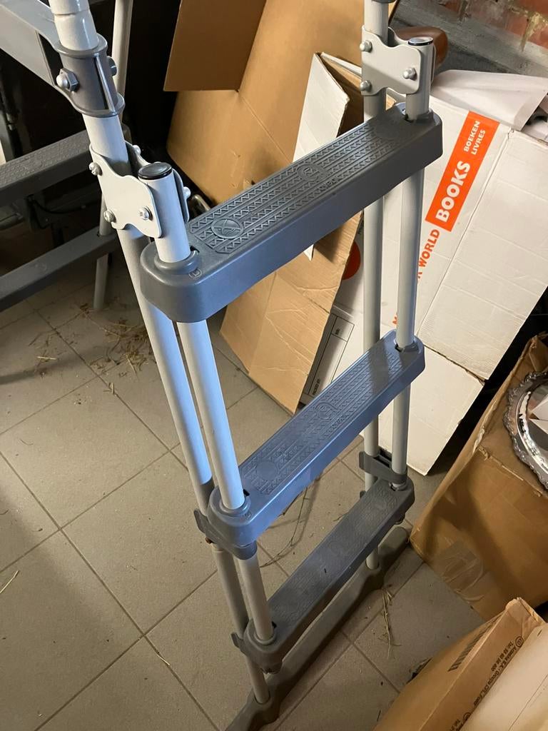 Ladder voor aan en in het zwembad, Ophalen, Gebruikt, Ladder