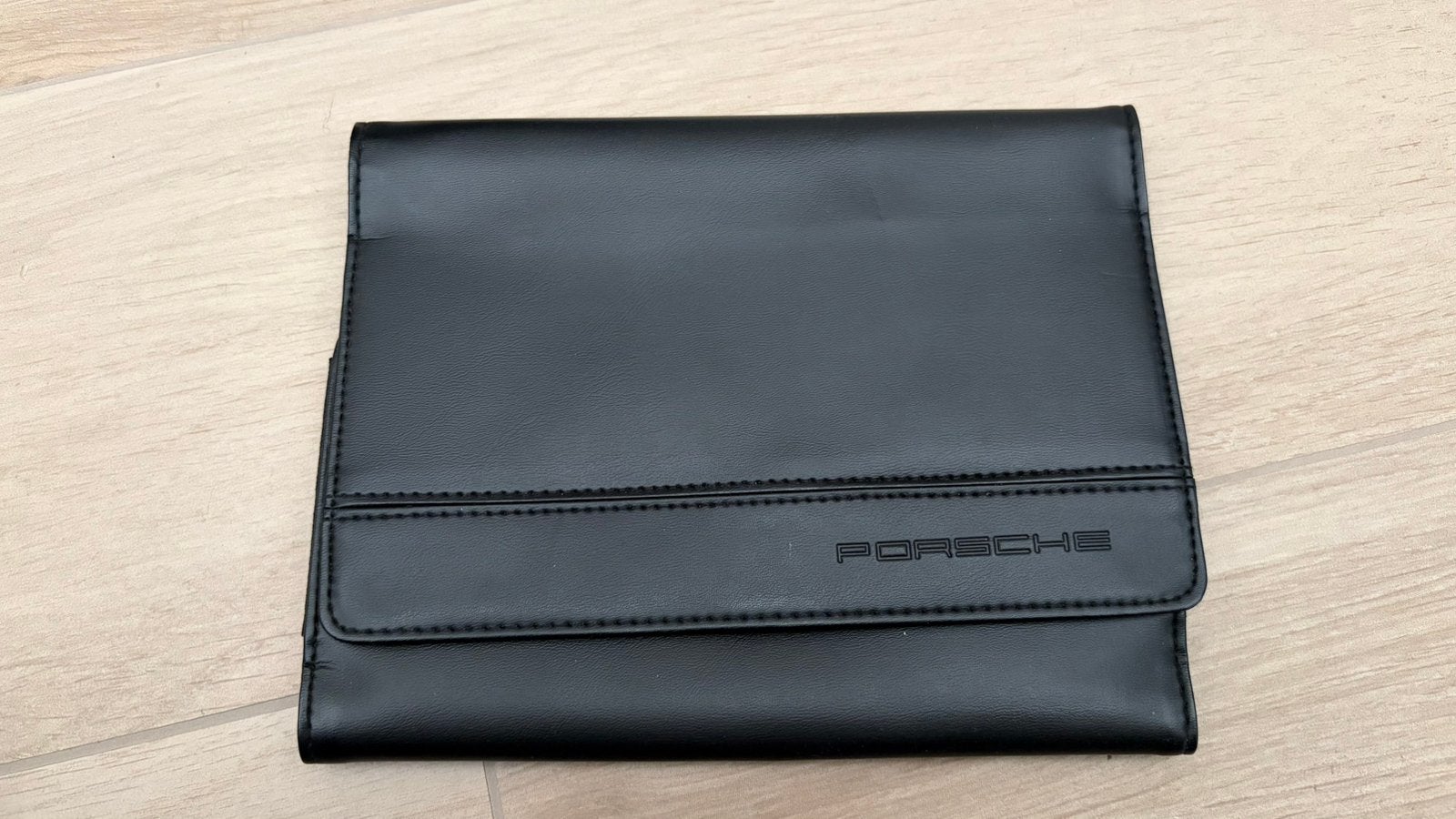 Porsche lederen etui voor boorddocumenten, Auto diversen, Ophalen of Verzenden, Zo goed als nieuw