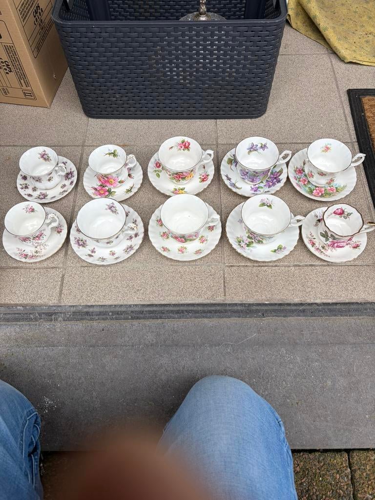Lot Royal Albert 10 tassen + ondertassen, Ophalen