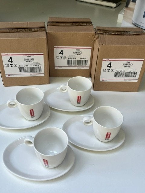 Koffiekopjes  Rombouts Lungo  met bijpassende bordjes., Maison & Meubles, Neuf, Enlèvement, Autres matériaux, Tasse(s) et/ou soucoupe(s)