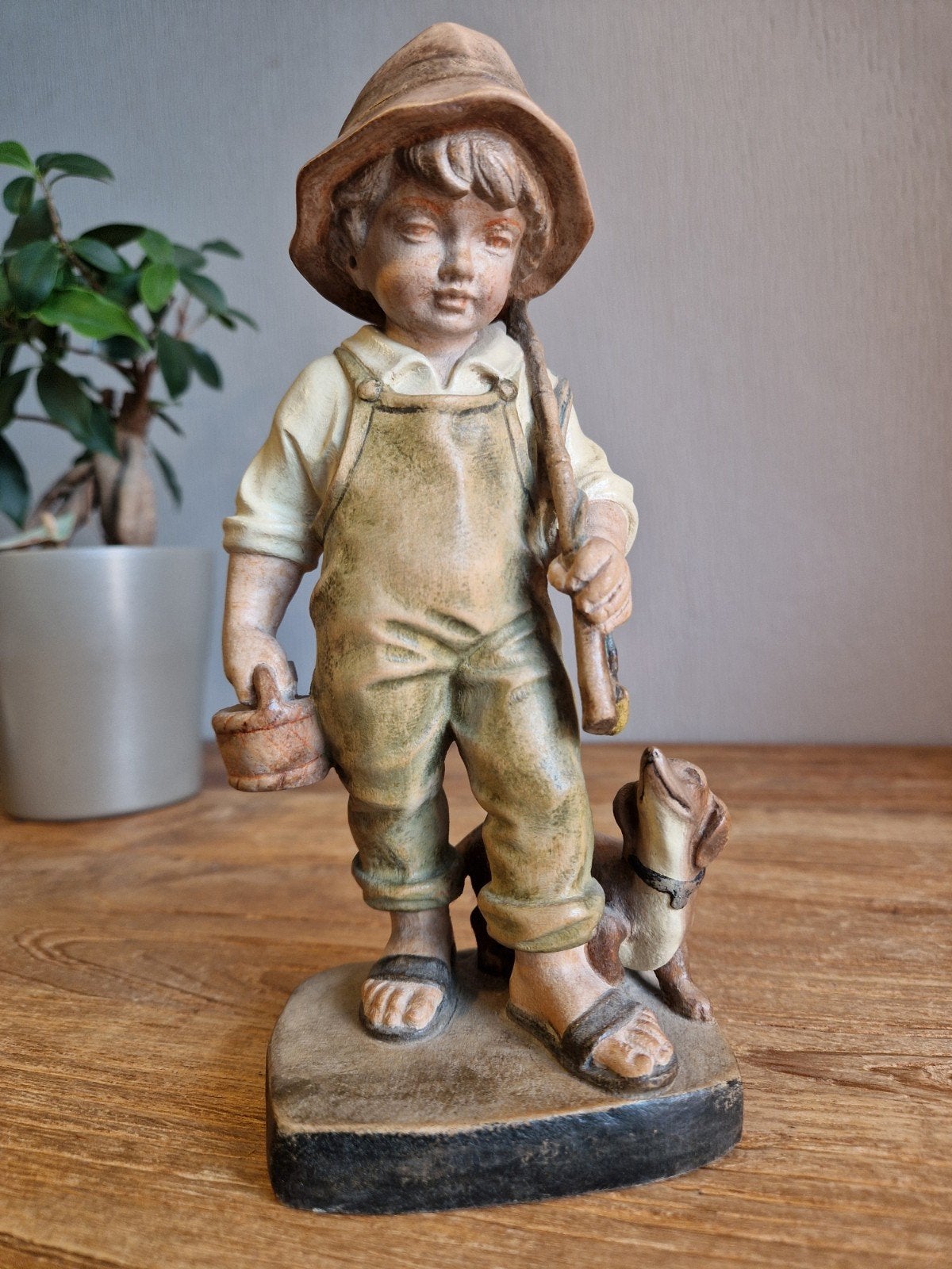 Houten sculptuur beeldje jongen visser met teckel, Enlèvement ou Envoi