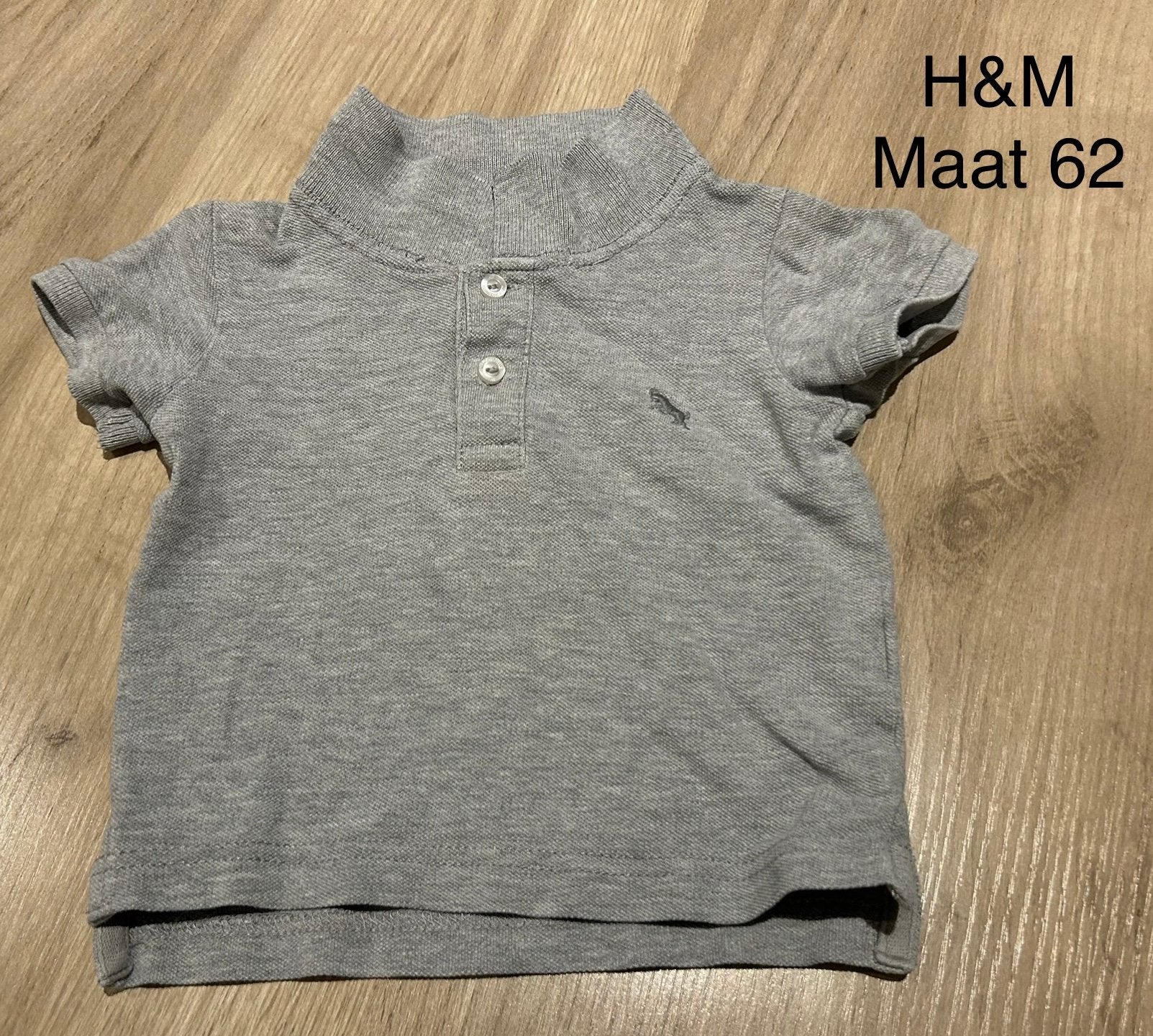 Lichtgrijze polo (H&M, maat 62), Enlèvement ou Envoi, Comme neuf, Chemisette ou Manches longues