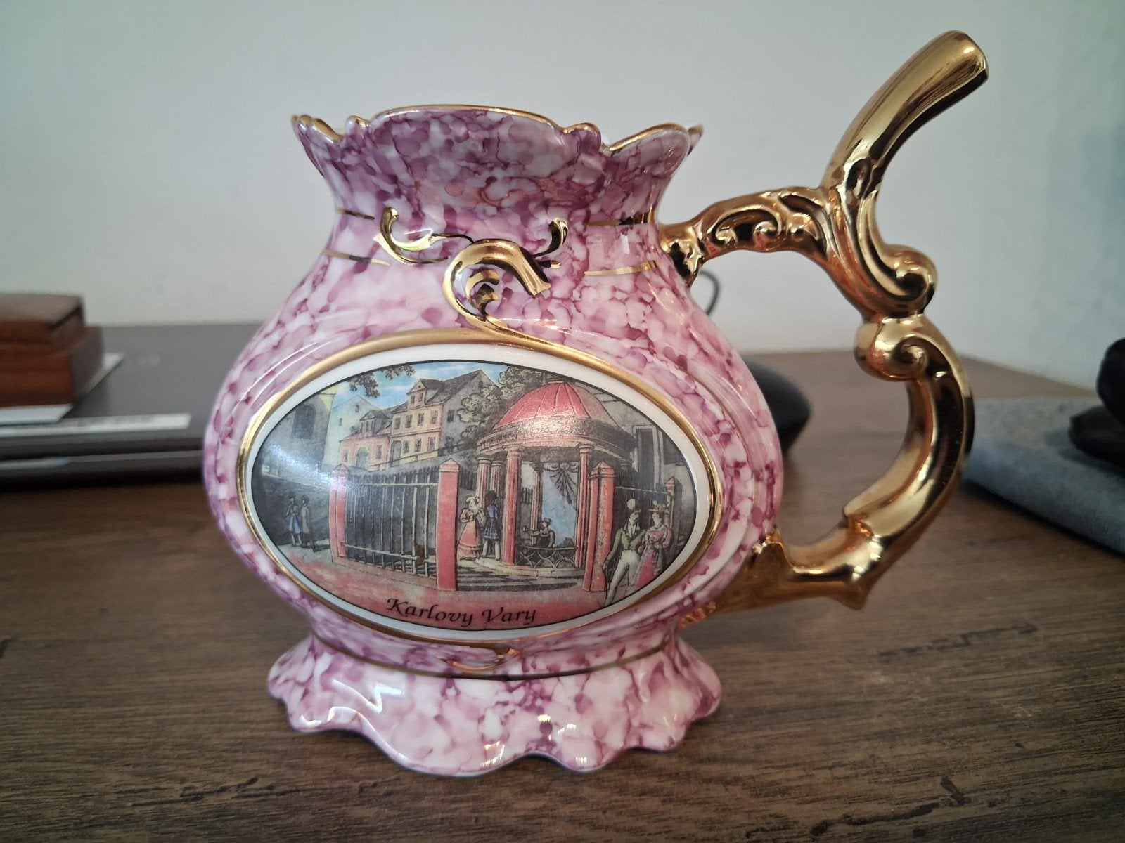 Jolie théière porcelaine Victoria, Enlèvement