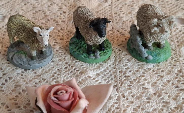 3 Kleine handgemaakte beeldjes, 2 schaapjes, 1 ram, ELGATE, Verzamelen, Beelden en Beeldjes, Gebruikt, Dier, Ophalen of Verzenden