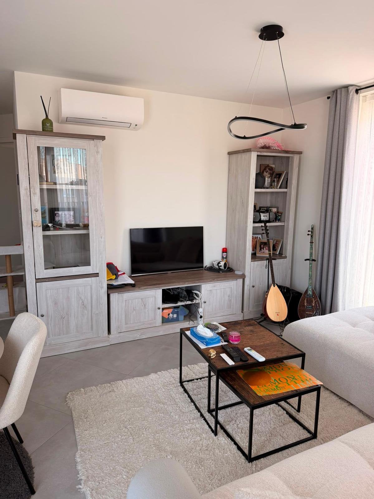 Complete TV-wand met 2 vitrinekasten – moderne houtlook, Ophalen, Zo goed als nieuw