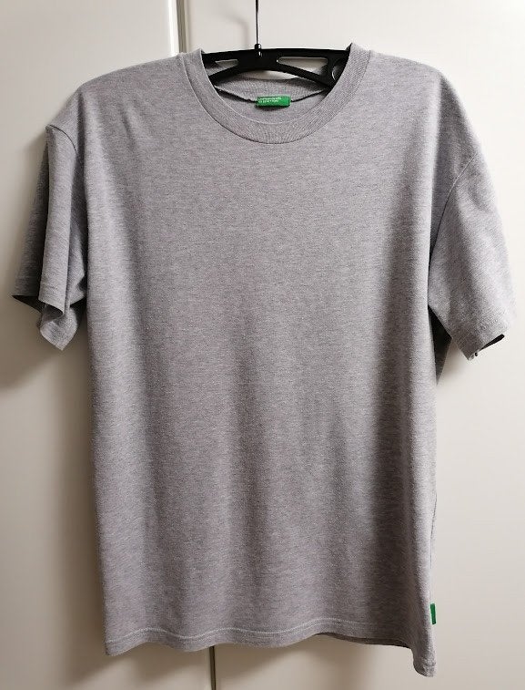 Lichtgrijze effen T-shirt van Benetton, 164, Enfants & Bébés, Vêtements enfant | Taille 164, Enlèvement ou Envoi, Comme neuf