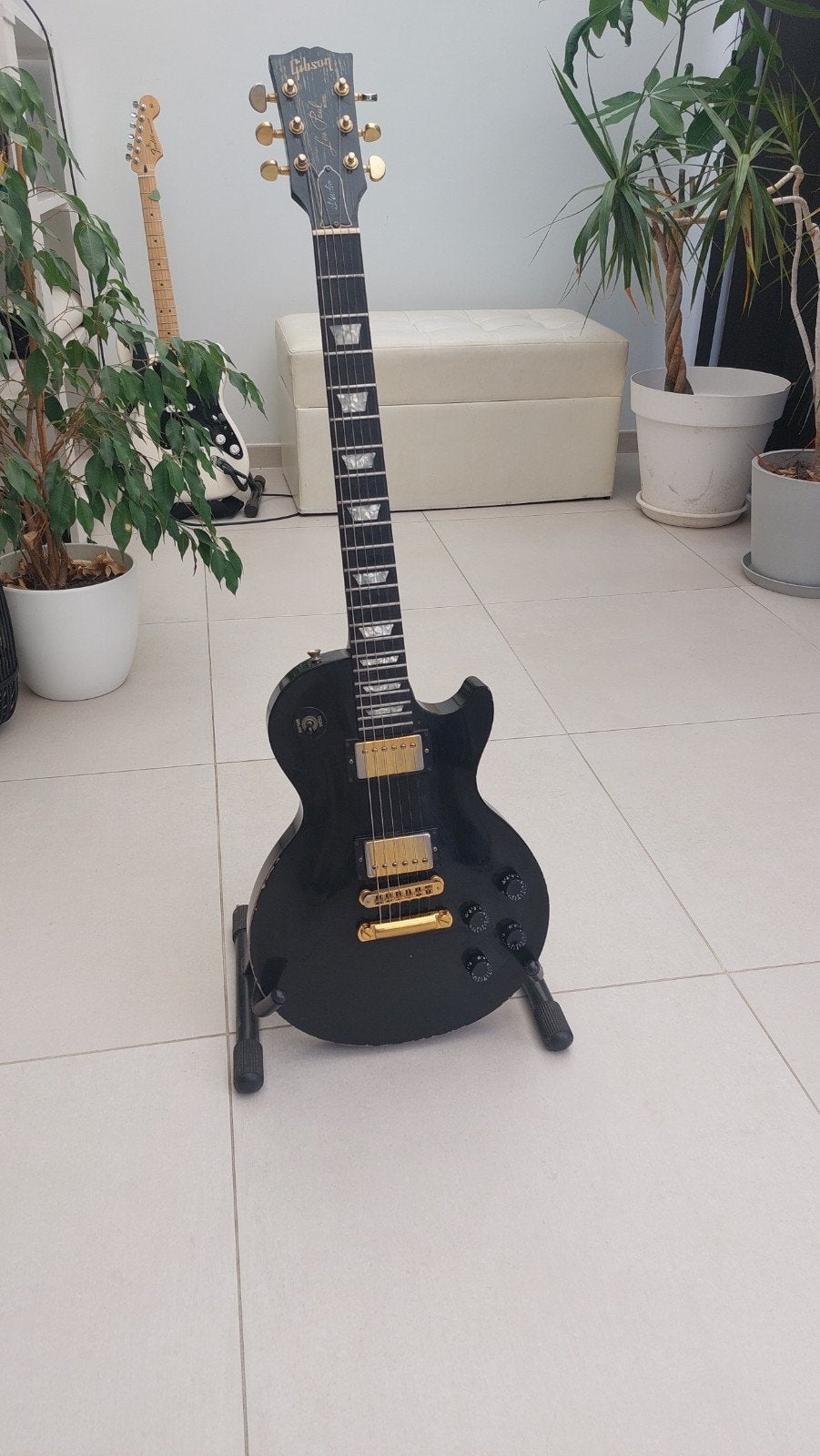 Gibson Les Paul Studio, Enlèvement, Fender