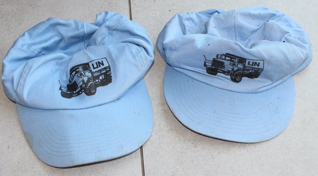 Deux casquettes ONU de fantaisie. Pour se faire plaisir., Enlèvement ou Envoi, Armée de terre, Casque ou Béret