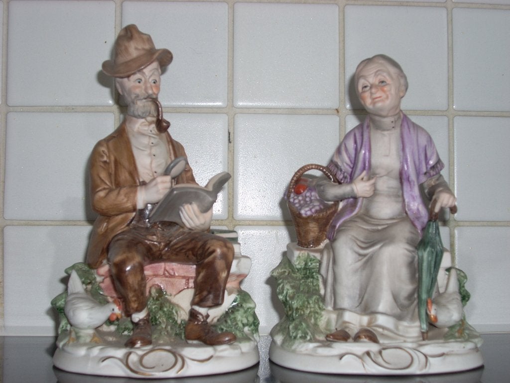 Twee beeldjes - 21 cm, Enlèvement, Statue, 20 - 50 cm, Groupe de personnes