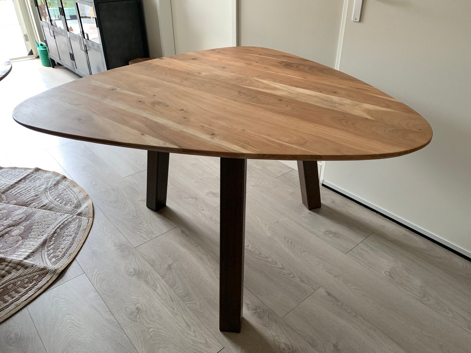 Triangel eettafel, hout met stalen poten., Enlèvement, Comme neuf